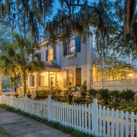 Estill Manor- Luxurious Savannah Estate With Pool & Garden - Sleeps 12-3